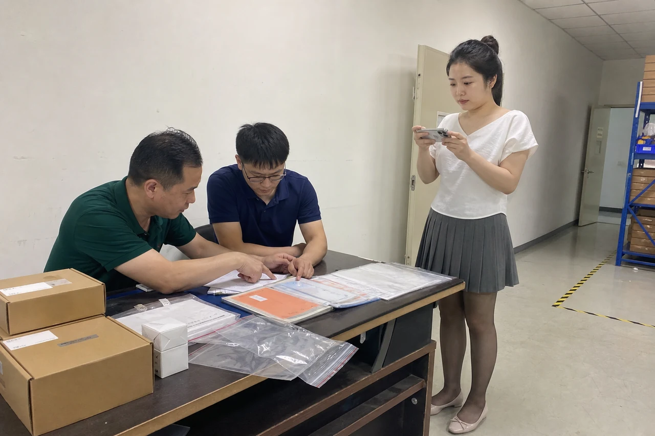 自媒体拍摄人员记录灯带加工包装标签版本和成品批次