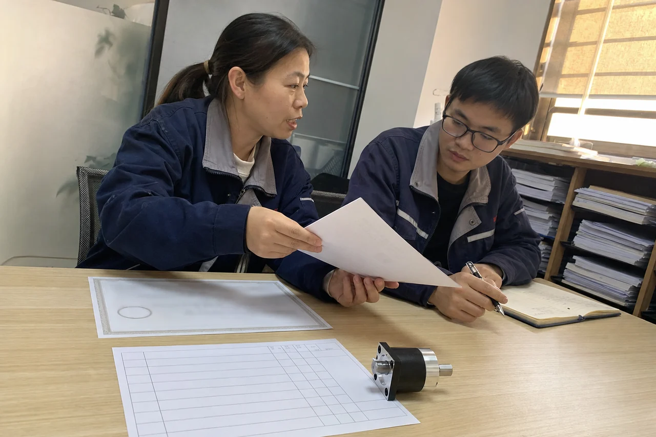外贸与技术人员核对精密减速电机询盘、证书范围和产品样件
