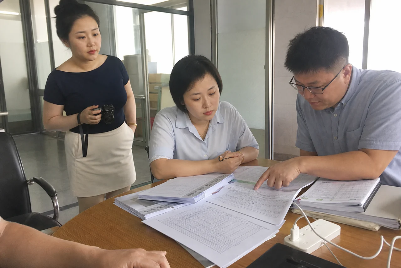 自媒体拍摄人员记录精密pH计售后整改资料和后续批次